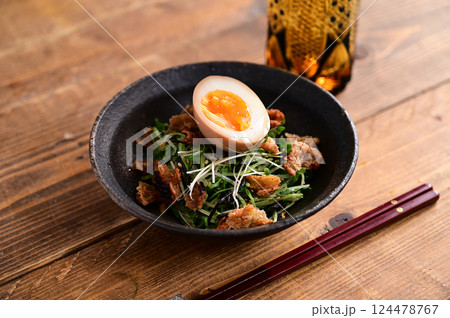 パリパリの鶏皮と水菜、塩昆布の和え物 パリパリの鶏皮と水菜、塩昆布の和え物 124478767