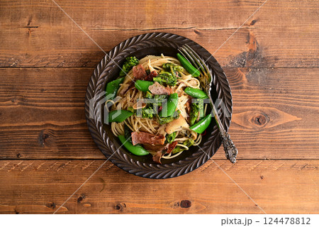 スナップエンドウと菜の花のパスタ スナップエンドウと菜の花のパスタ 124478812