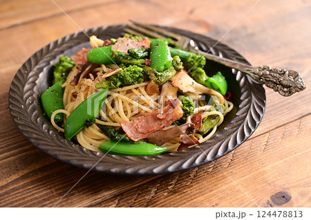 スナップエンドウと菜の花のパスタ 124478813
