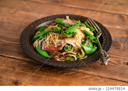 スナップエンドウと菜の花のパスタ スナップエンドウと菜の花のパスタ 124478814