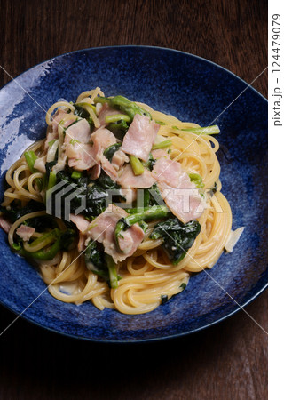 ほうれん草とベーコンのクリームパスタ 124479079