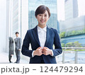 働く意欲を見せる女性新入社員 124479294