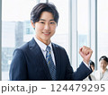 働く意欲を見せる女性新入社員 124479295