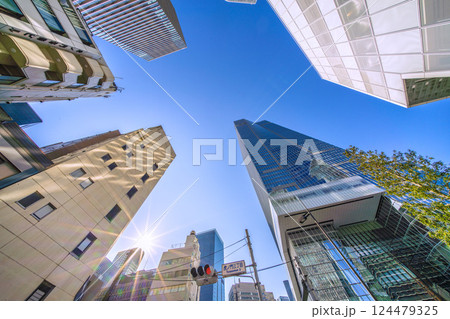 日本の東京都市景観 虎ノ門三丁目や虎ノ門ヒルズステーションタワー(虎ノ門ヒルズ駅)などを望む 日本の東京都市景観 虎ノ門三丁目や虎ノ門ヒルズステーションタワー(虎ノ門ヒルズ駅)などを望む 124479325