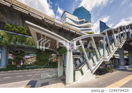 タイ・バンコク BTSプロンポン駅入口 / Bangkok, Thailand タイ・バンコク BTSプロンポン駅入口 / Bangkok, Thailand 124479420