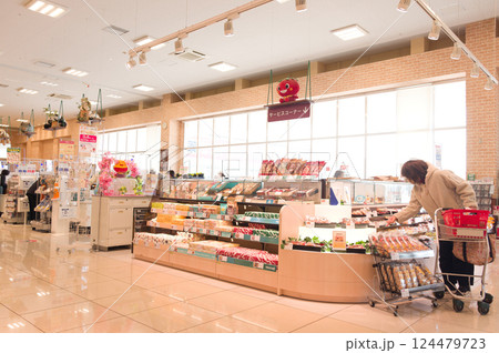 3月・休日に近所のスーパーでお買い物 124479723