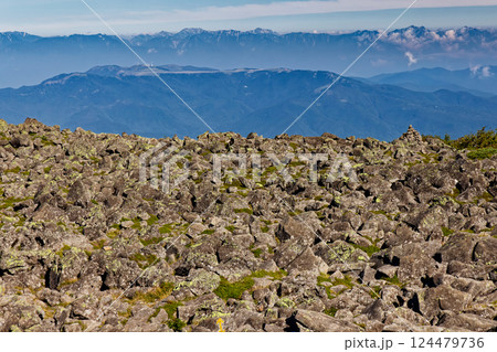 八ヶ岳連峰・蓼科山山頂から見る美ヶ原と剱・立山連峰 124479736