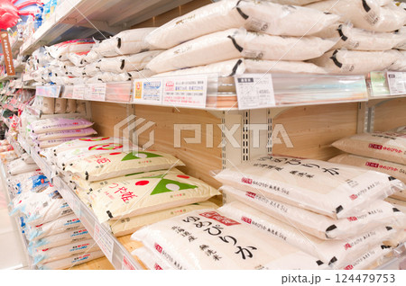 3月・休日に近所のスーパーでお買い物 124479753