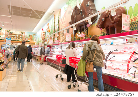 3月・休日に近所のスーパーでお買い物 124479757