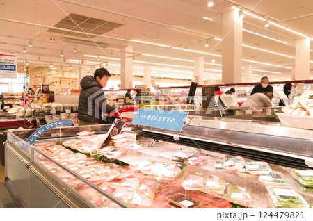 3月・休日に近所のスーパーでお買い物 124479821