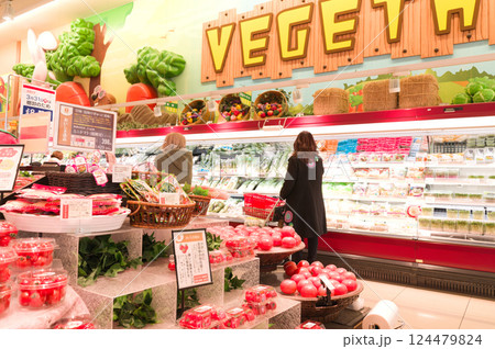 3月・休日に近所のスーパーでお買い物 124479824