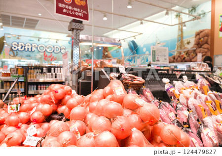 3月・休日に近所のスーパーでお買い物 124479827