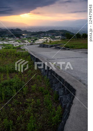 山梨県南アルプス市　春の中野の棚田 124479848