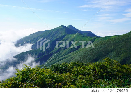 竜門山からの大朝日岳 124479926