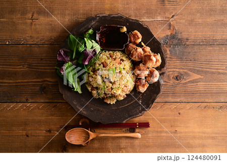 チャーシュー炒飯と揚げシュウマイ チャーシュー炒飯と揚げシュウマイ 124480091