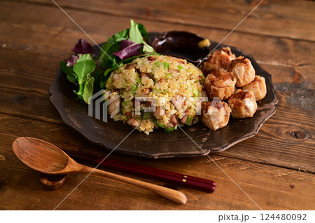 チャーシュー炒飯と揚げシュウマイ チャーシュー炒飯と揚げシュウマイ 124480092