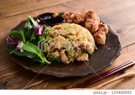 チャーシュー炒飯と揚げシュウマイ チャーシュー炒飯と揚げシュウマイ 124480093