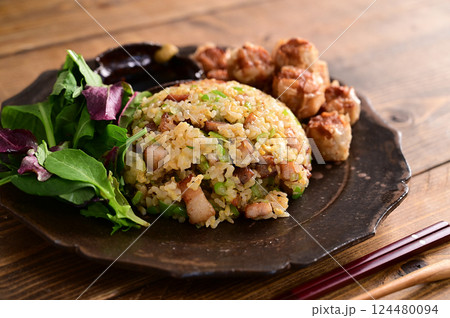 チャーシュー炒飯と揚げシュウマイ 124480094