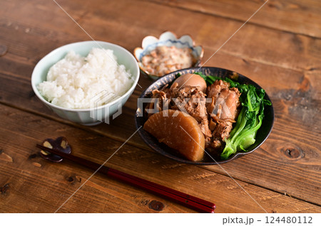 鶏手羽元のさっぱりにとご飯 124480112