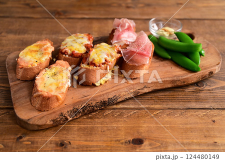 3種のバケットを並べたおつまみ 124480149