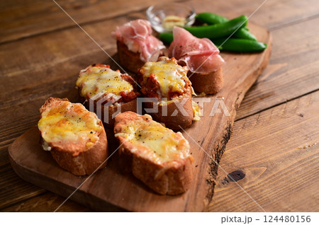 3種のバケットを並べたおつまみ 124480156