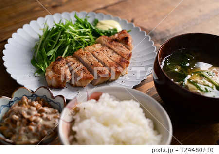 一汁一菜　豚ロースの塩麴漬け 124480210