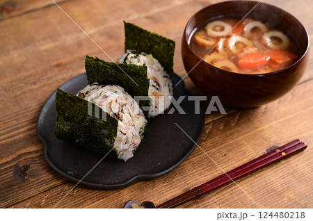 焼き鯖の混ぜおにぎりとみそ汁 焼き鯖の混ぜおにぎりとみそ汁 124480218