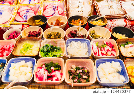 京都　錦市場　試食の漬物各種 124480377