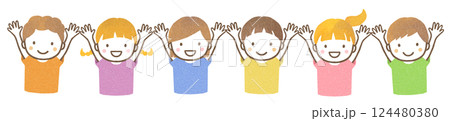 バンザイする子供たち7人 124480380