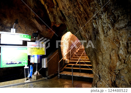 中国地方・秋吉台・五月雨御殿から黒谷入口へ向かう、整備されたトンネル・山口県美弥市(2) 124480522