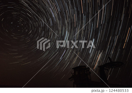 星の軌跡が描かれる夜空と静かな風景 星の軌跡が描かれる夜空と静かな風景 124480533