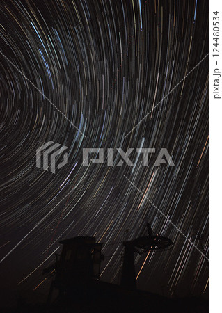 星の軌跡が描かれる夜空と静かな風景 124480534