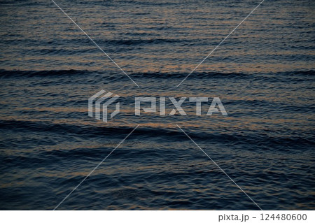 夕暮れに揺れる水面とやさしい波紋の風景 124480600