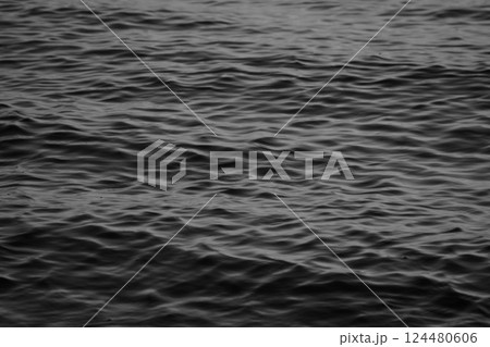 夕暮れに揺れる水面とやさしい波紋の風景 124480606
