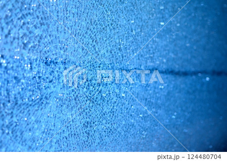 割れたガラスの放射状模様と輝き 124480704