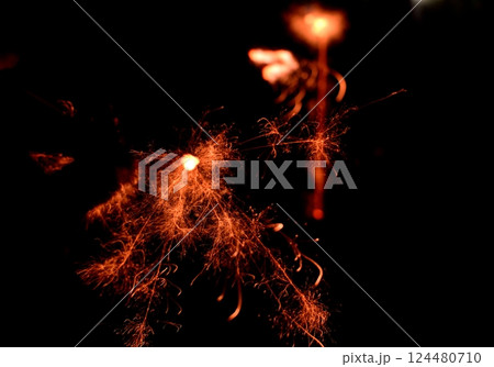 儚く散る、夏の火花 124480710
