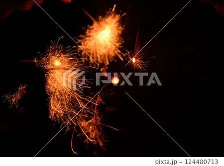 儚く散る、夏の火花 124480713