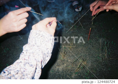 夏の夜に楽しむ手持ち花火のひととき 124480724