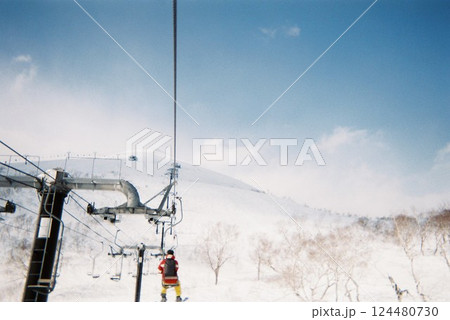 青空の下、リフトに乗って雪山へ出発! 青空の下、リフトに乗って雪山へ出発! 124480730