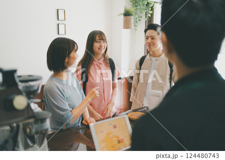 coffee shop 124480743