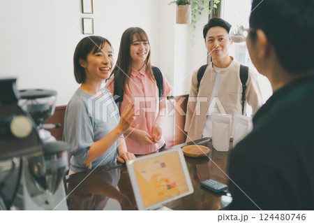 coffee shop 124480746