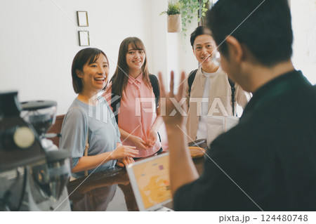 coffee shop 124480748