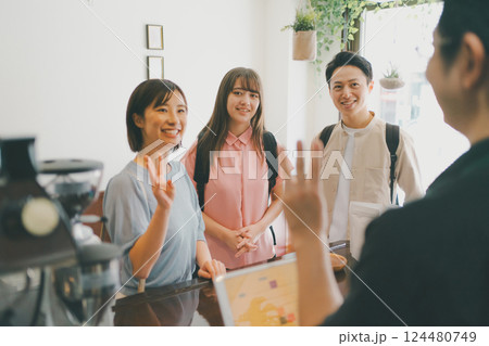 coffee shop 124480749