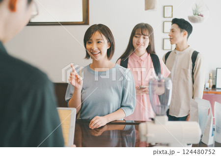 coffee shop 124480752