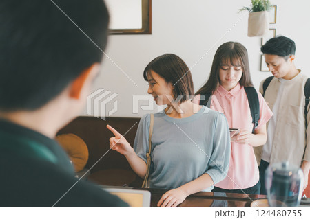 coffee shop 124480755