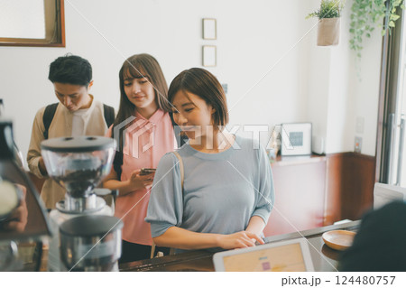 coffee shop 124480757