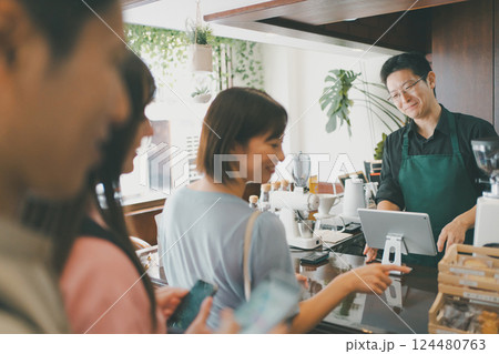 coffee shop 124480763