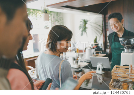 coffee shop 124480765