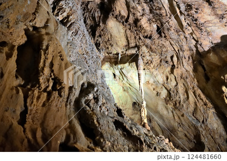 中国地方・秋吉台・秋芳洞、黒谷支洞の洞窟内イメージ、印象的な鍾乳石と石筍・山口県美弥市(1) 124481660