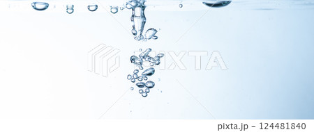 水を注ぐ 水を注ぐ 124481840